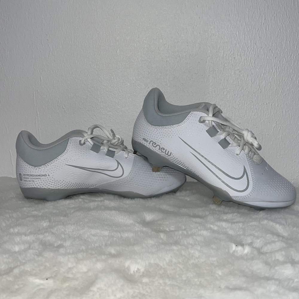 white nike women's metal softball cleats